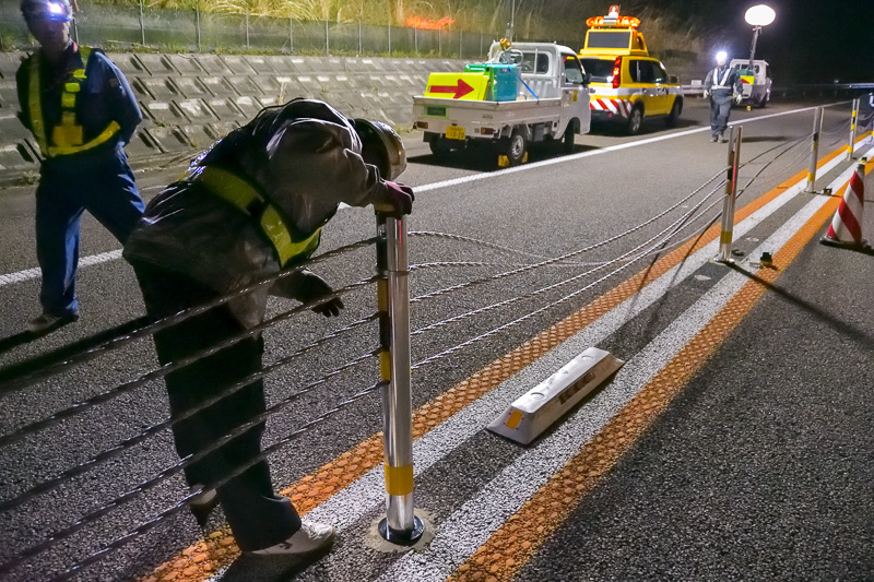 残り2本を支柱に通していく