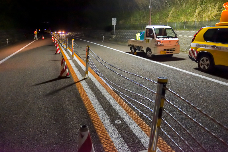 この後ワイヤーは端部と接続され、ターンバックルで張られていく