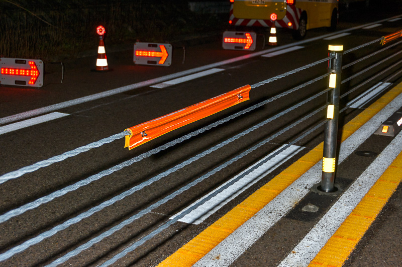 一番上のワイヤーと支柱には反射材が付けられ、夜間での視認性が上がっている