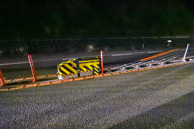 端部の傾斜に乗り上げないように、クッション材が設置されている