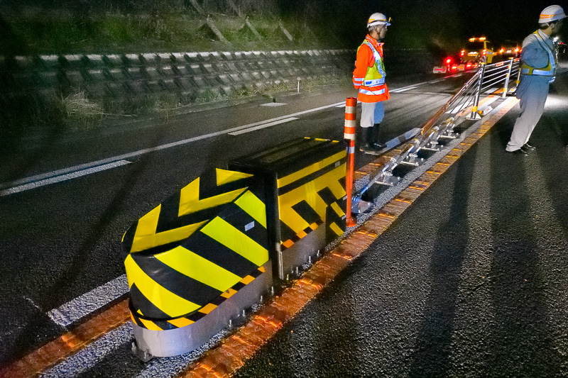 端部の傾斜に乗り上げないように、クッション材が設置されている