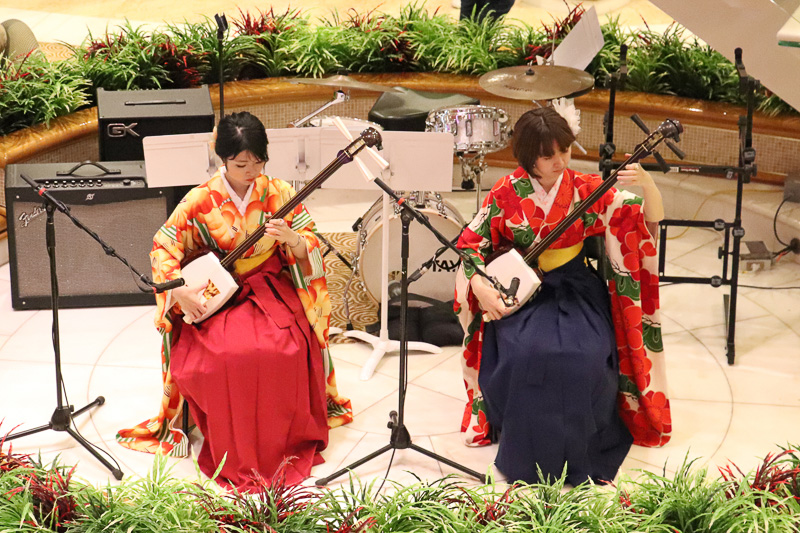 この日は日本発着クルーズのスタートに伴って三味線の生演奏も行なわれていた