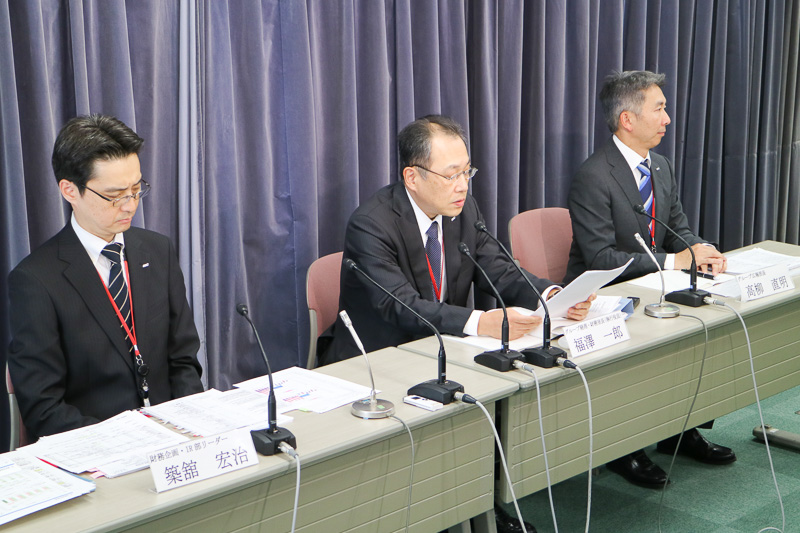 ANAホールディングスは4月28日、東京・霞が関の国土交通省において会見を開き、2017年3月期決算を発表した。写真左からANAホールディングス株式会社 財務企画・IR部リーダー 築館宏治氏、同社 執行役員 グループ経理・財務室長 福澤一郎氏、同社 グループ広報部長 髙柳直明氏