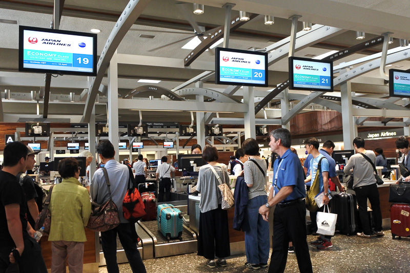 チェックインカウンターの様子。スムーズにどんどん進む。イースターのデコレーションもかわいい