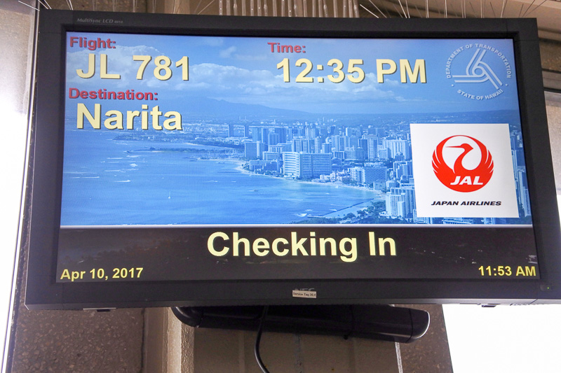 27番搭乗口のJL781便。フロントには「がんばろう日本」とメッセージが掲げられていた