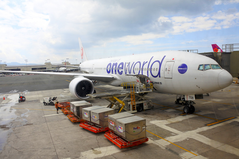 27番搭乗口のJL781便。フロントには「がんばろう日本」とメッセージが掲げられていた