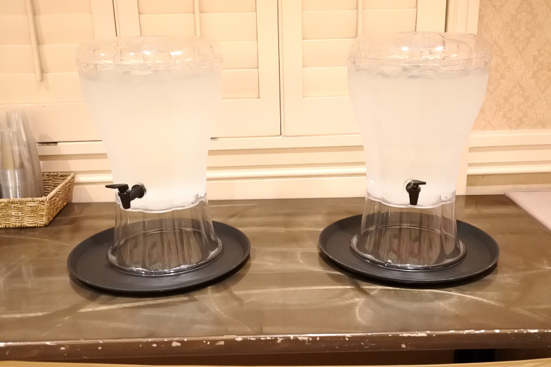 水分補給用のミネラルウォーター。目覚めの1杯で胃腸を刺激