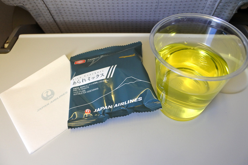 「あられミックス」とともに「JALオリジナルドリンク スカイタイム“キウイ”」