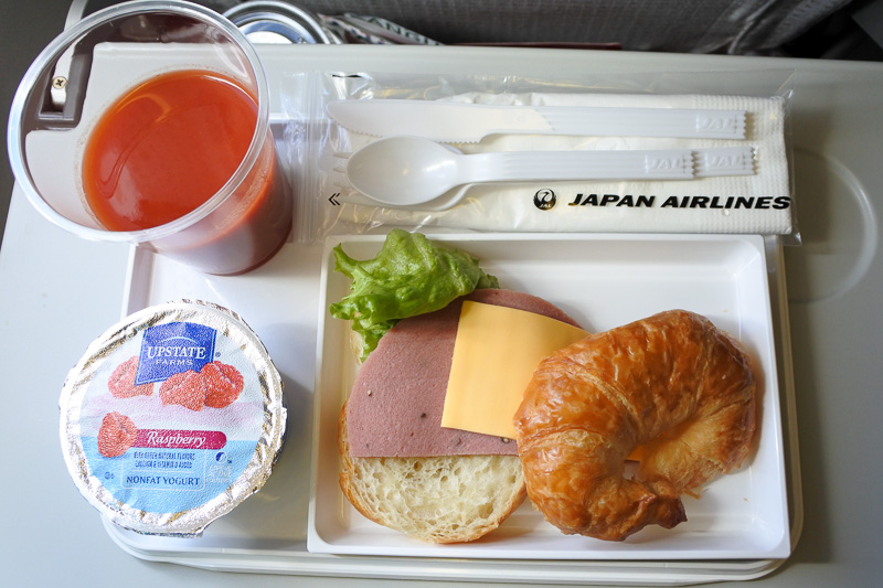 到着前には「ハムとチーズのサンドイッチ」やヨーグルト、各種ドリンクが提供された