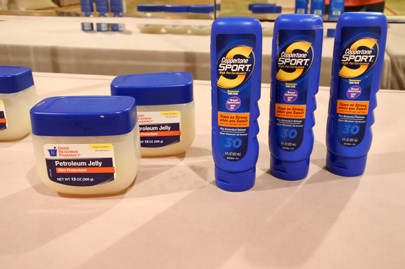 ワセリンと日焼け止めスプレーなども用意。体力が奪われないようにランナーたちが出発前に使っていた