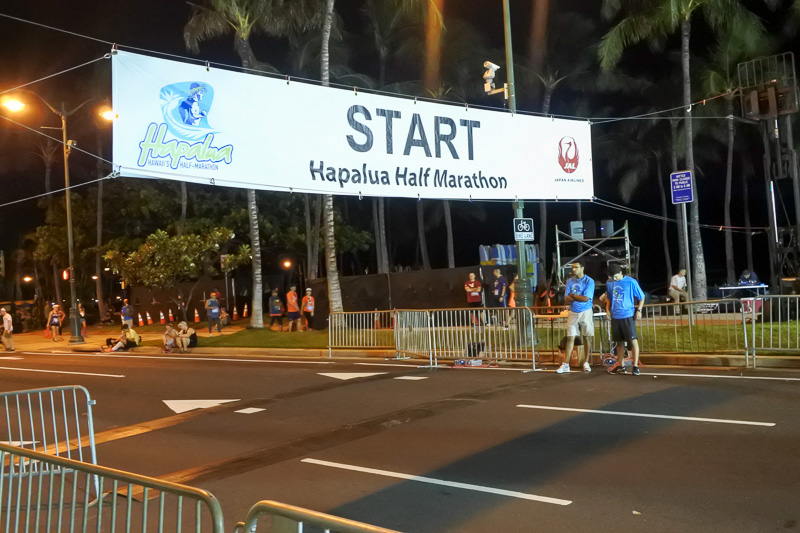 スタート約1時間前の4時50分ごろのスタート地点は、ランナーもまばら