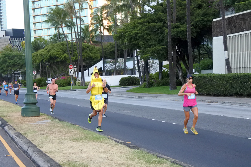 バナナの仮装ランナーやボードを持って応援するギャラリーの姿も