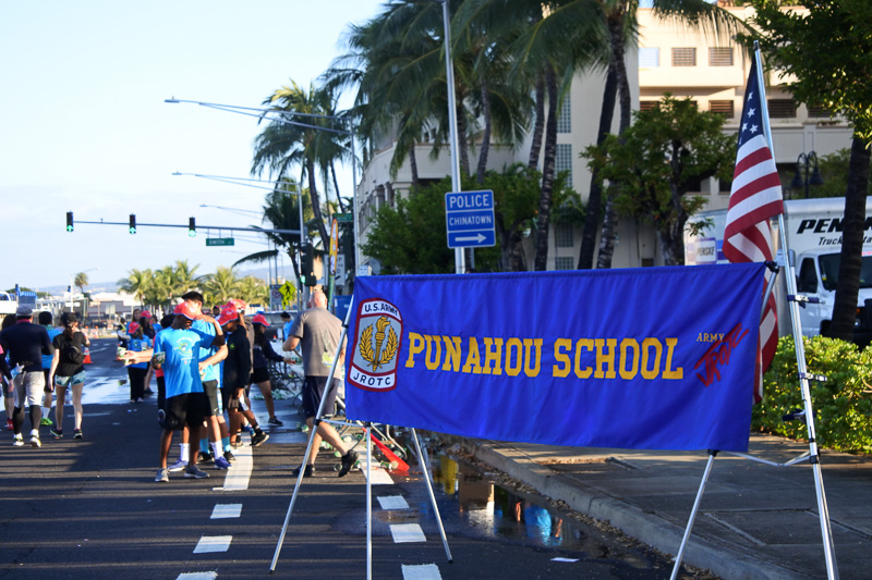 「エイドステーション」にて「Gatorade」をゴクリ。それとともに水ももらった。白いコップが水、ロゴ入りコップが「Gatorade」だ