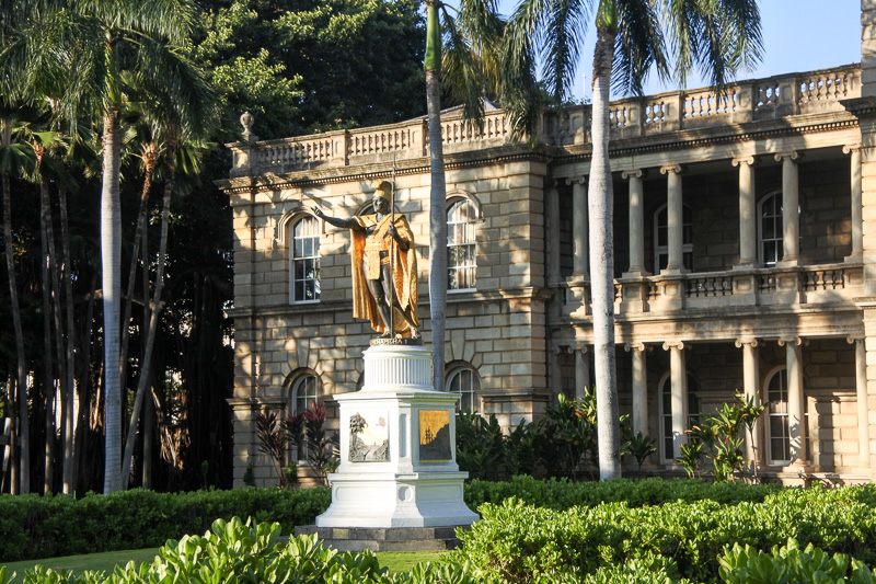 「カメハメハ大王像」と「イオラニ宮殿」に到着。吹奏楽の演奏で笑顔になれた