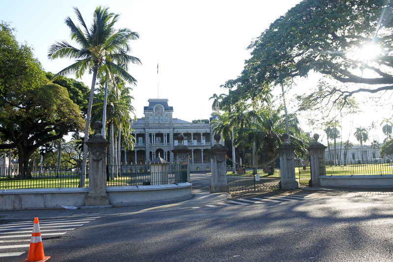 「カメハメハ大王像」と「イオラニ宮殿」に到着。吹奏楽の演奏で笑顔になれた