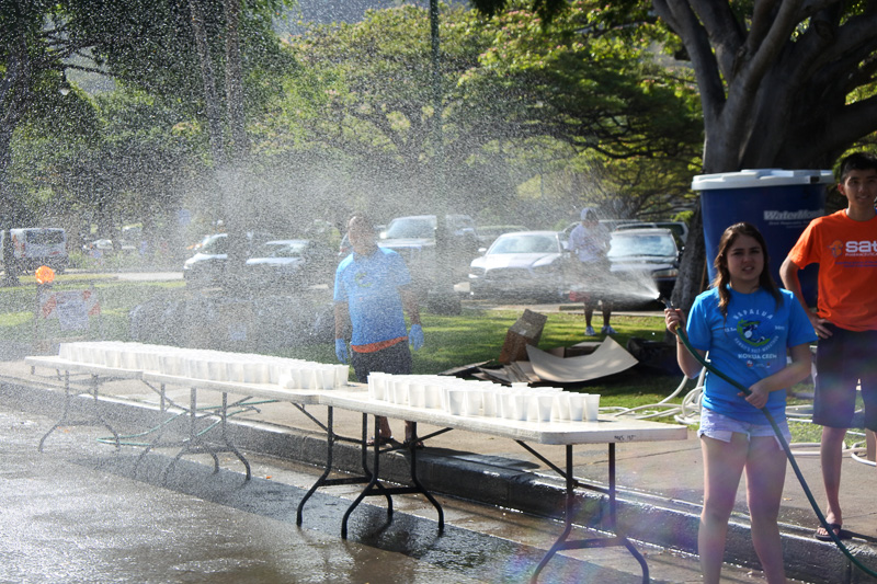 コース内最後の「エイドステーション」で氷と水をもらい、ラストスパートへ