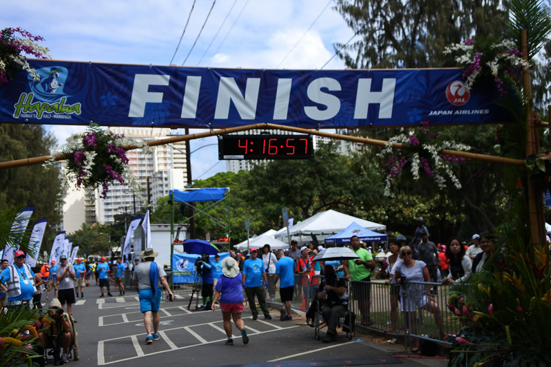 「FINISH」エリア。裏側は大会のロゴ。草花がデコレーションされたナチュラルな造型