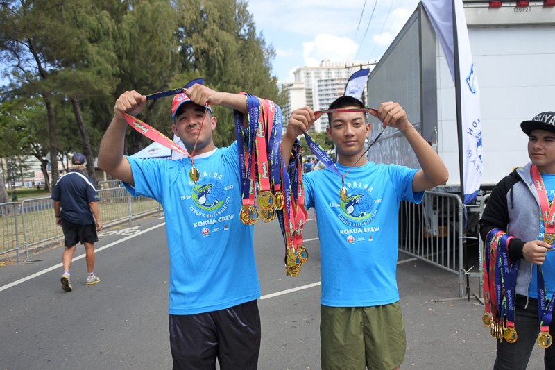 ゴールの先で「完走メダル」をかけてもらえた。大会のロゴ入りのゴールドメダルでキラキラとまぶしさあふれるデザイン