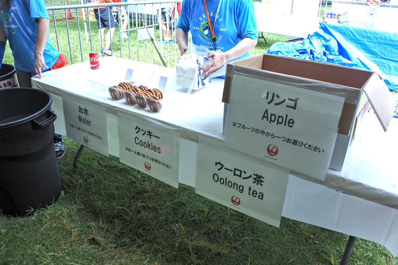 広々としたテント内では、リンゴ、ドリンクにクッキーなどをまず配布