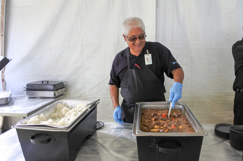 奥のテーブルでは疲れた体にちょうどよい「揖保乃糸」や具沢山の「カレー」を提供