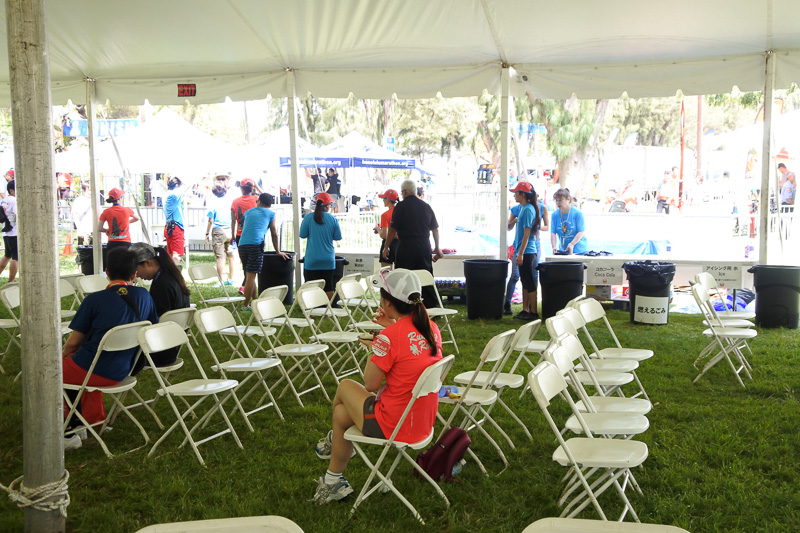 テント内は椅子やテーブルが用意され、くつろげる空間となっていた