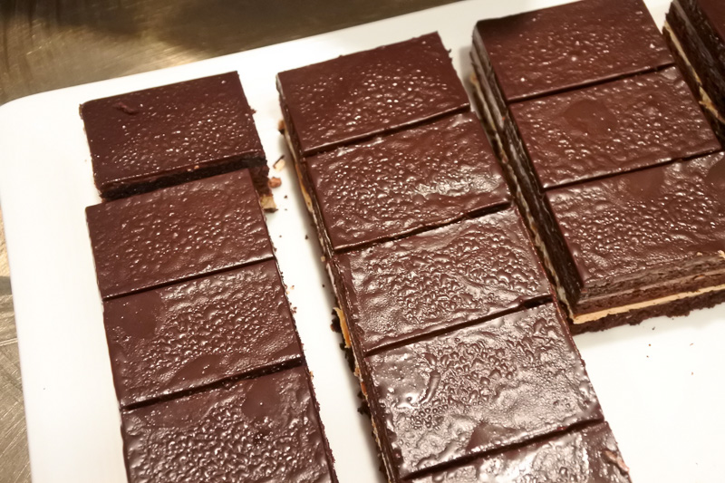 パワー系メニューや、チョコレートを使ったデザートなどが並んだビュッフェ