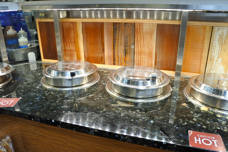 とにかく量り売りが大充実。価格と内容を自分のなかで相談しながら吟味