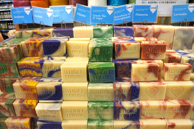 ロゴ入りのものから、マーブル、ハーブ系にフルーツ系など色とりどりのソープはお土産にぴったり