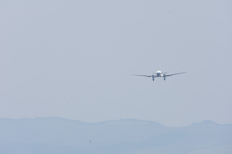 阿蘇の山々をバックに姿を見せたブライトリング DC-3。旋回して滑走路へ