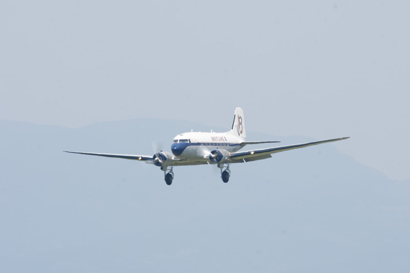 阿蘇の山々をバックに姿を見せたブライトリング DC-3。旋回して滑走路へ