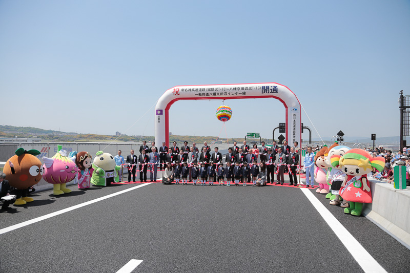 テープカットセレモニーは11時40分に行なわれた