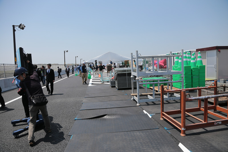 式典の終了後は、午後の一般開放に向けてただちに会場の撤去作業が開始された