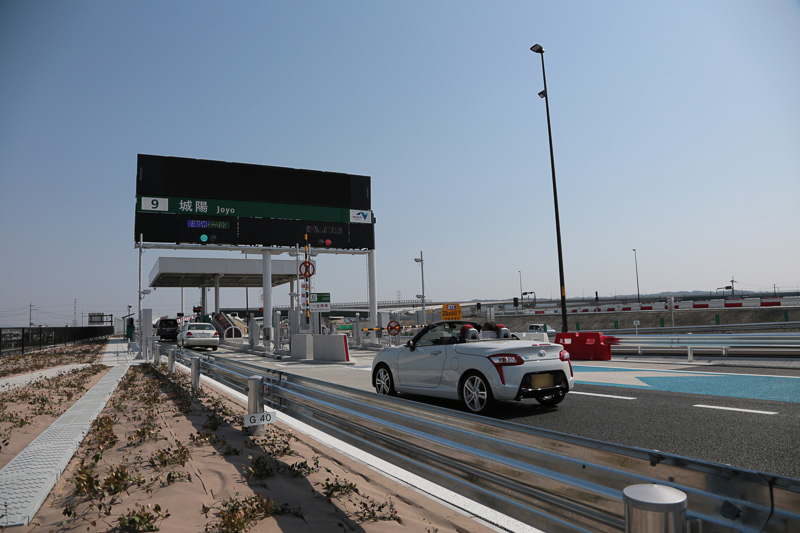 次々と高速道路に入る一般車。開通から数分で右レーンも開放された