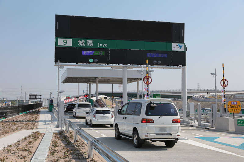次々と高速道路に入る一般車。開通から数分で右レーンも開放された