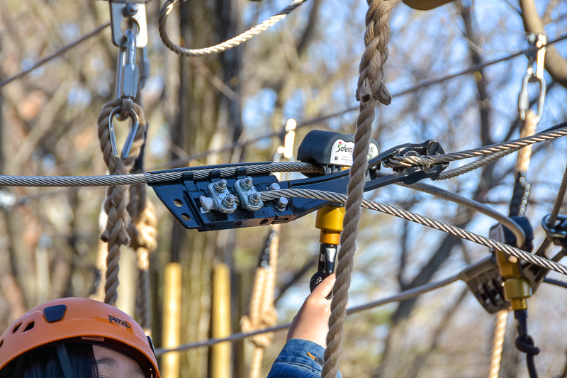 所定の場所でないと命綱が外れない構造のセーフローラーシステムを採用している