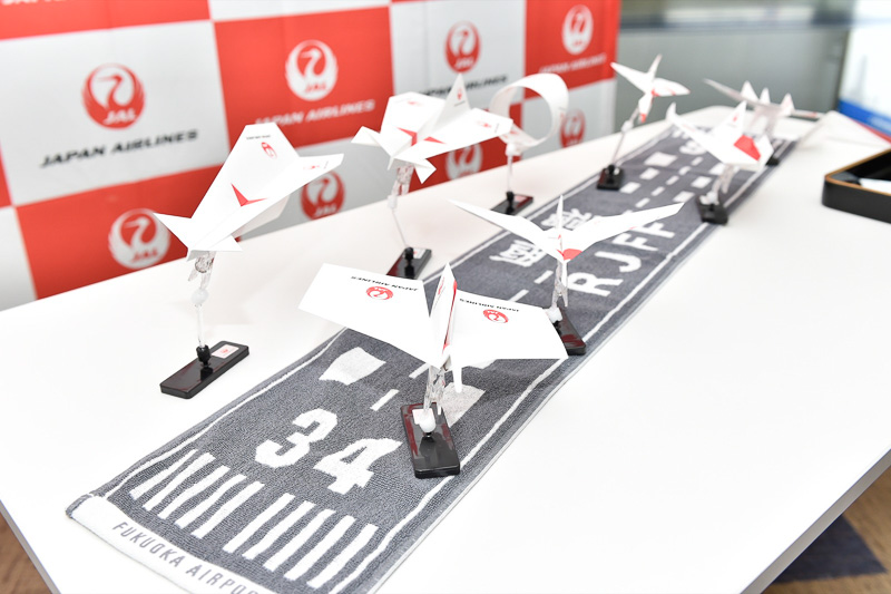 「やり飛行機」を筆頭にさまざまなタイプが展示されていた。折り紙ヒコーキ協会の認定資格を取得したJAL社員が親子連れの対応をしていた
