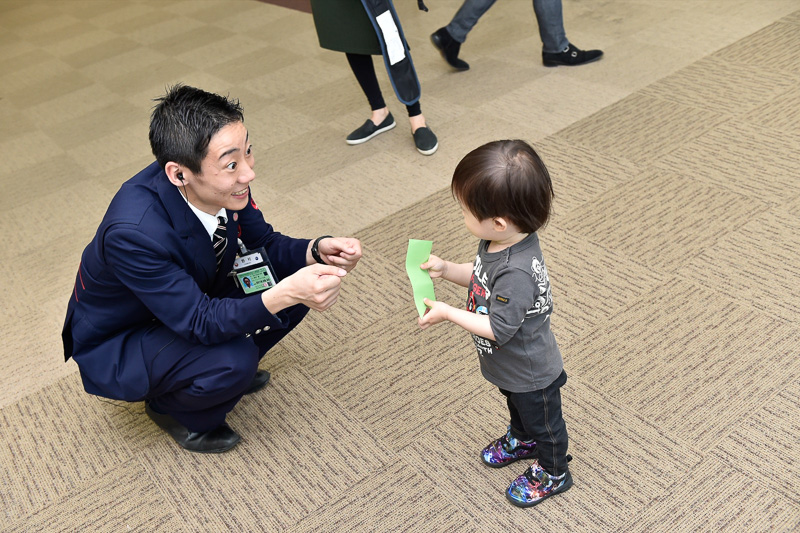 こいのぼり搭乗券が用意されており、名前を記入し待合スペースの子供たちに手渡し