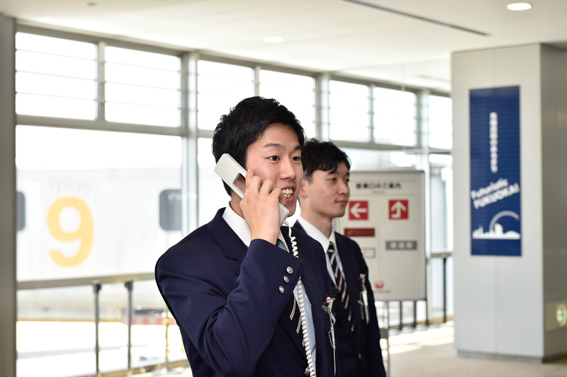 搭乗案内時刻のアナウンスから男性スタッフが対応。搭乗ゲート前で待機している搭乗客の注目を集めていた