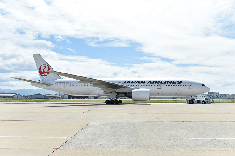 誘導路上でトーイングカーの切り離しを待つJAL316便