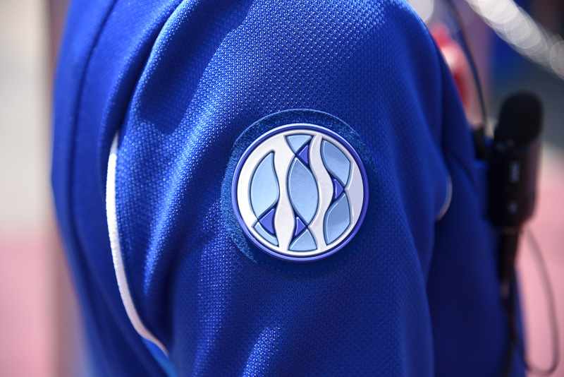 キャストのコスチュームも水の揺らぎを彷彿させる同研究所のロゴのようなデザイン。上下が波のような曲線でつながって見える