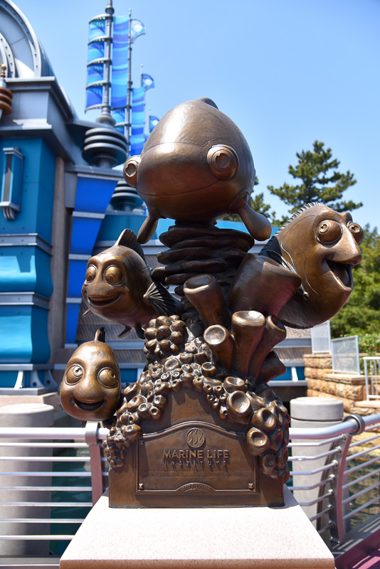 ニモやマーリンにドリー、そして「シーライダー」のオブジェも発見。「海洋生物研究所（MARINE LIFE INSTITUTE）」についても刻まれている