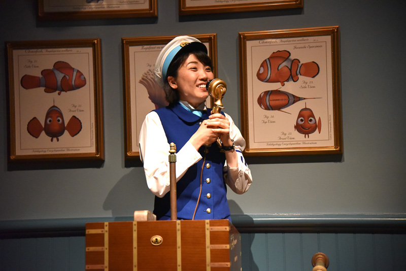 レクチャーホールでは、キャストがS.S.コロンビア号やハイドロフォンの仕組みを解説