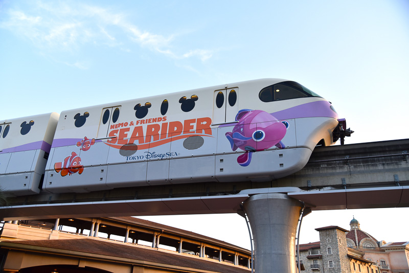 映画に登場する仲間たちがデザインされた「ニモ＆フレンズ・ライナー」