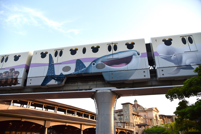 映画に登場する仲間たちがデザインされた「ニモ＆フレンズ・ライナー」