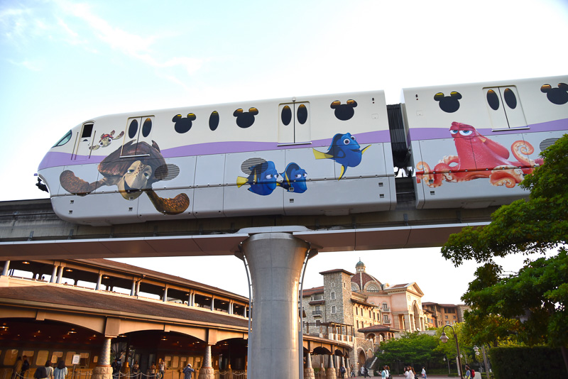 映画に登場する仲間たちがデザインされた「ニモ＆フレンズ・ライナー」