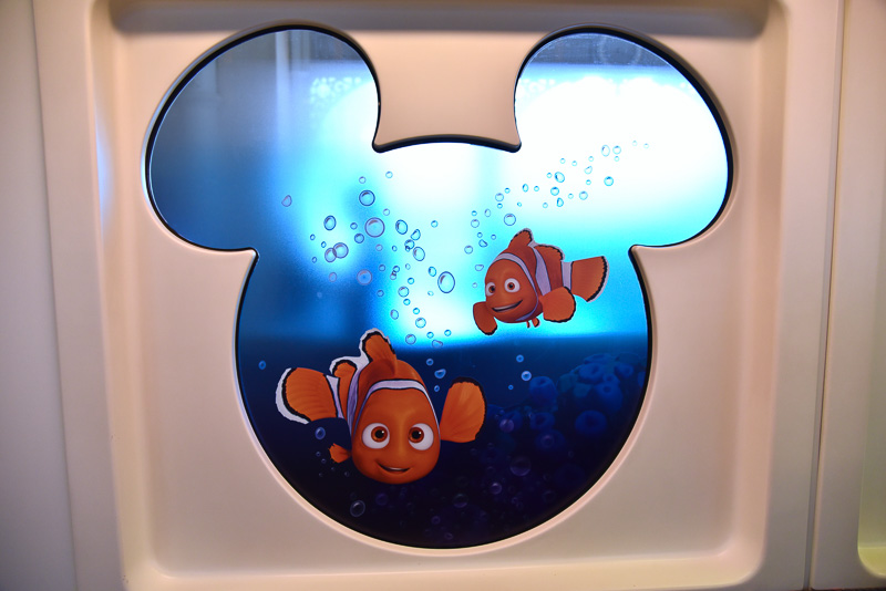 ニモやドリーたちも家族と一緒に泳ぎながらスマイル