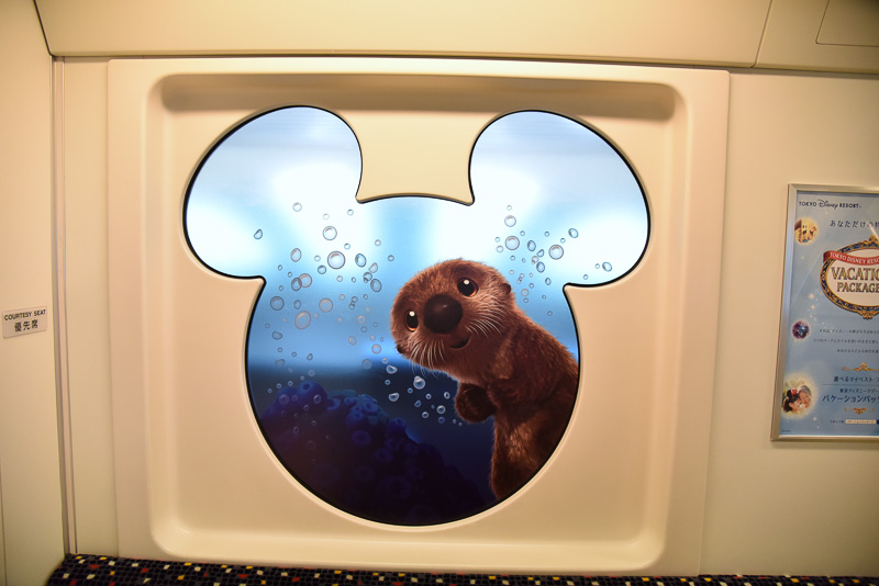 ラッコやハンクにも会える。どの席に座るか迷うところ