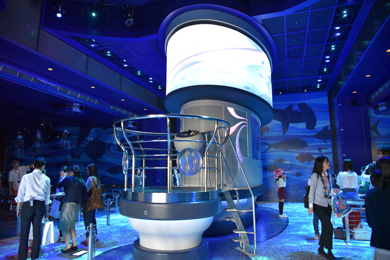 研究所はひんやりとしたブルーの世界に包まれており、まるで海のよう