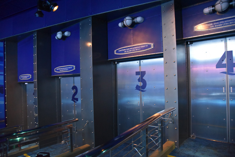 5列あり、扉が開くと潜水艇への通路が現われる