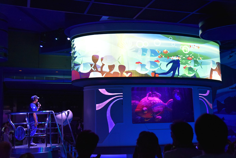 模型の上部には大型のモニターがあり、「海洋生物研究所（MARINE LIFE INSTITUTE）」での研究員の話をサポート